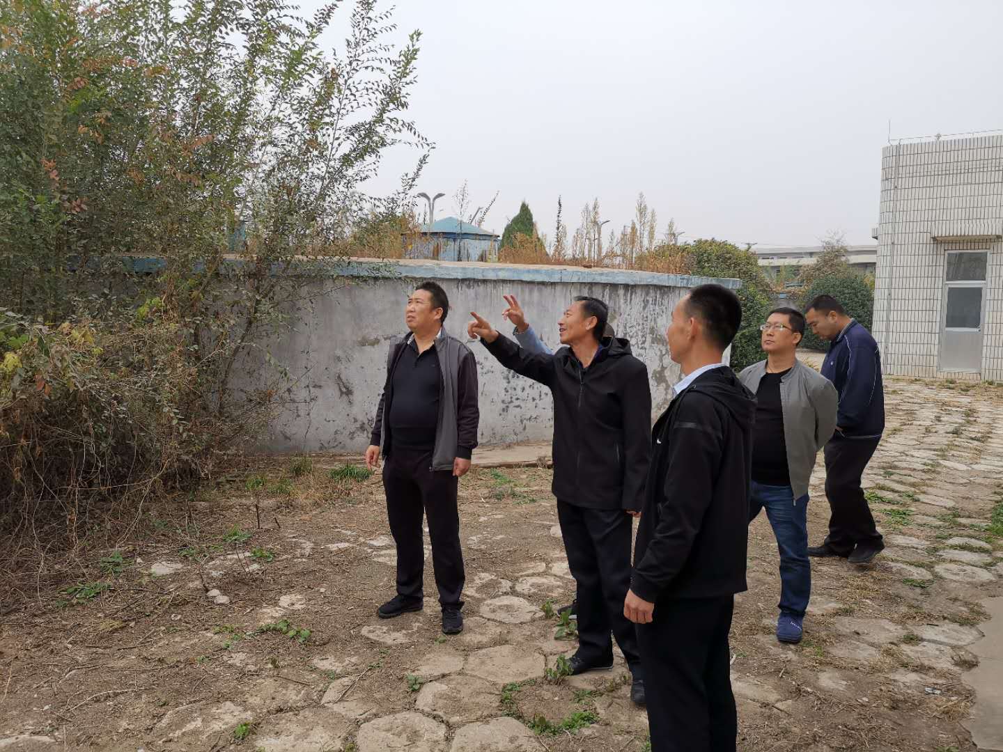 公司總經(jīng)理王建人在供水、污水生產(chǎn)一線開展風(fēng)險隱患排查 (1).jpg