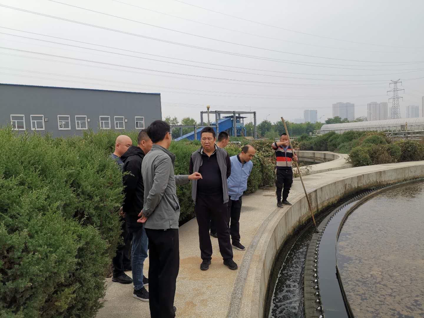 公司總經(jīng)理王建人在供水、污水生產(chǎn)一線開展風(fēng)險隱患排查 (2).jpg